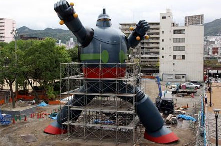 A estátua de Kobe em tamanho real de Gigantor (Tetsujin 28) está pronta A estátua de Kobe em tamanho real de Gigantor (Tetsujin 28) está pronta