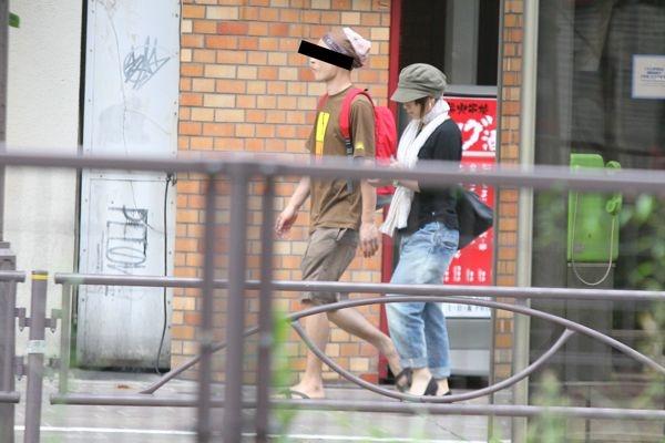 Revista japonesa não perdoa! Utada passeando com o namorado