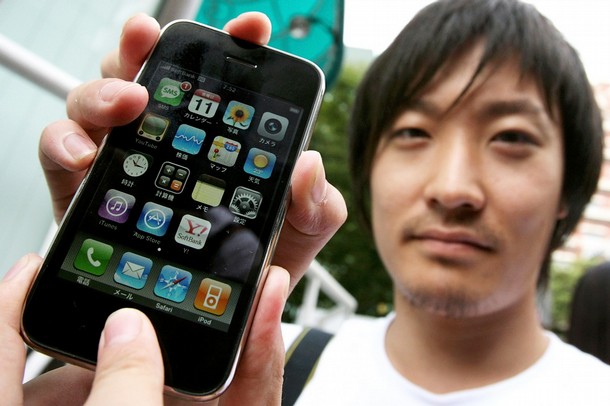 iPhone Goes On General Sale In Tokyo