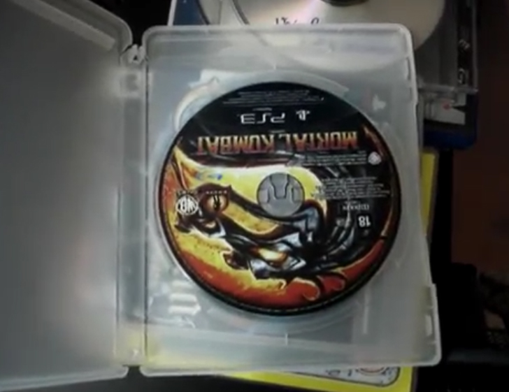 Game disc without cover shows that could be a version leaked from the original duplication factory