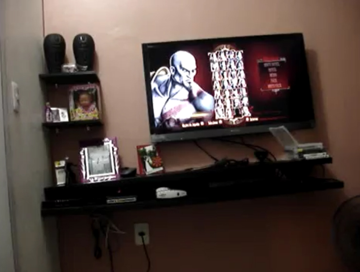 Kratos in the DLC spots of the final version, the brazilian version will have all characters already?